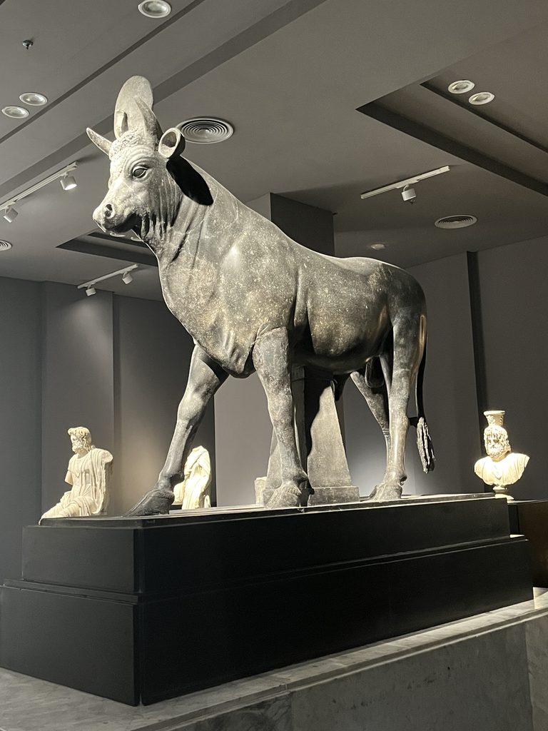 Apistyren på det græsk-romerske museum i Alexandria. Skulpturen er fra ca. år 130 under kejser Hadrian.
