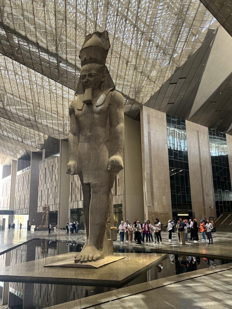 Ramses II kolossalstatue på Grand Egyptian Museum.